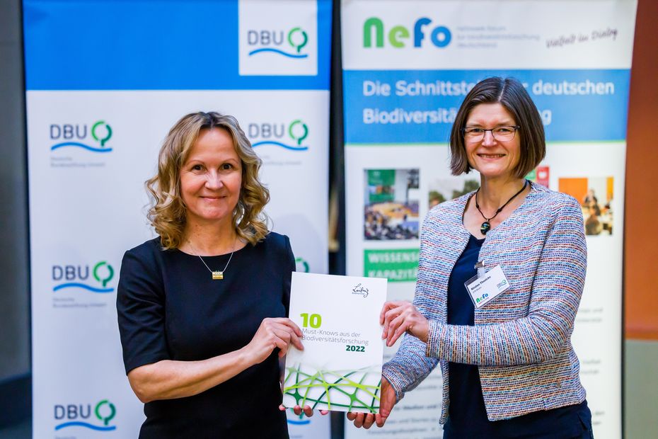 Leibniz Biodiversity Spokesperson PD Dr Kirsten Thonicke presents the 10MustKnows 2022 together with Federal Environment Minister Steffi Lemke